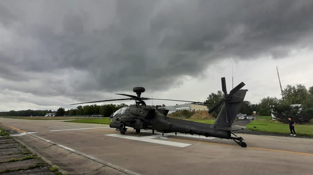Americký bitevní vrtulník nouzově přistál na letišti v Líních